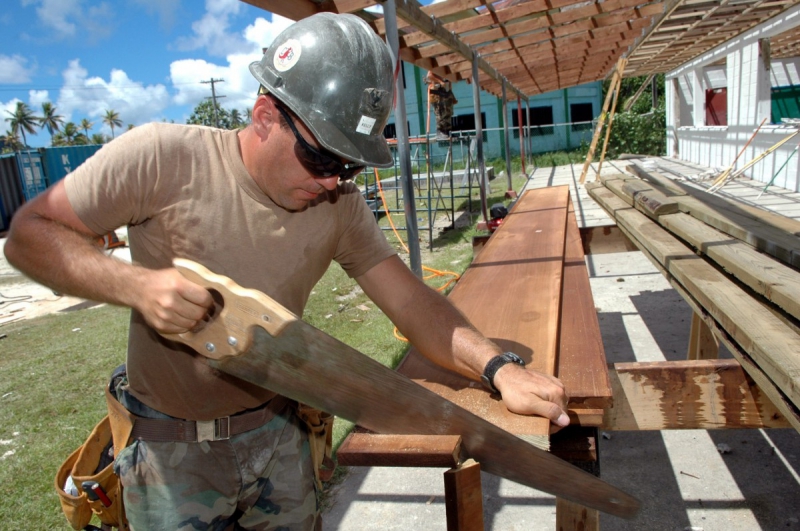 menuisier-NEOULES-min_worker_construction_building_carpenter_male_job_build_helmet-893290